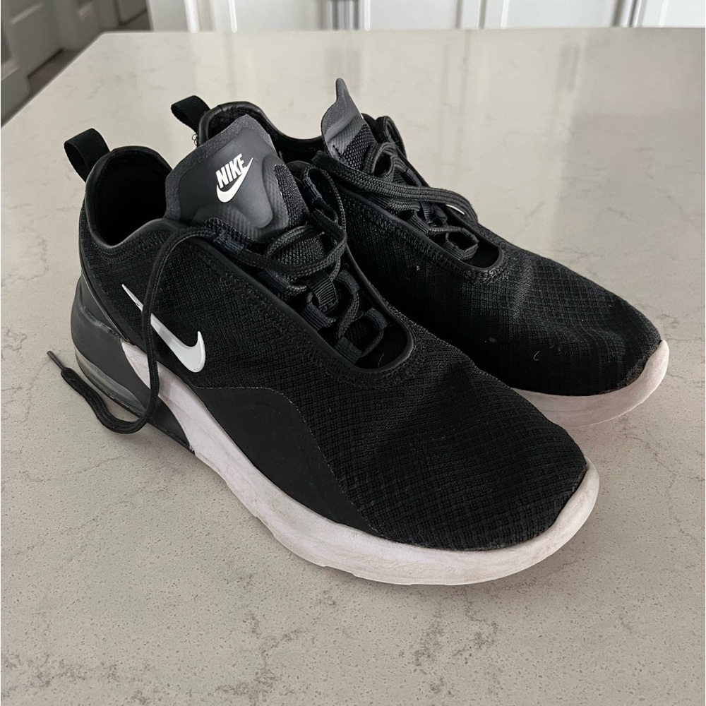 Women’s size 7 Nike airmax.
